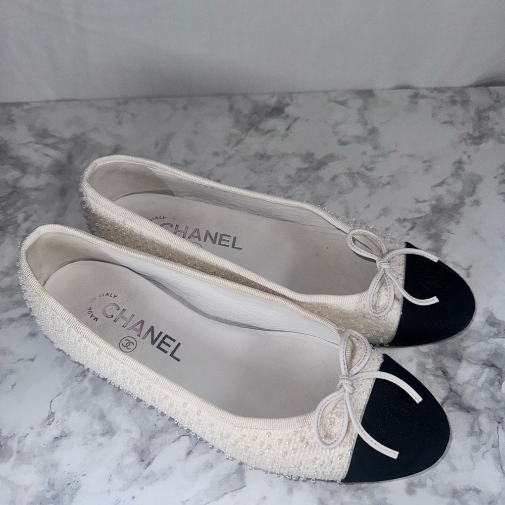 Authentic Chanel ballet flats. Original receipt, dust bags, Chanel box, and bag. - Picture 4 of 9